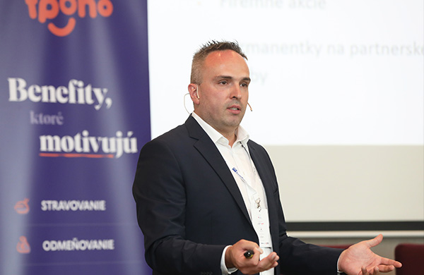 Vladimír Hrivnák pri prezentácii na Konferencii Visions in HR v Košiciach 2025.
