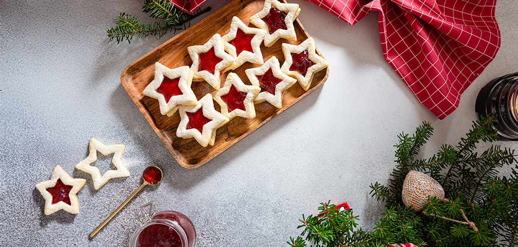 Linecké hviezdičky, plnené džemom na vianočnom stole