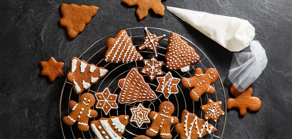 Vianočné medovníky, ozdobené bielkovou polevou na stole